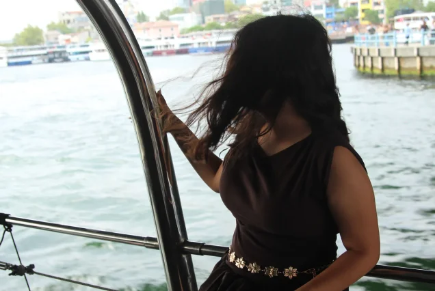 Guest in a black dress on the Bosphorus cruise in Istanbul